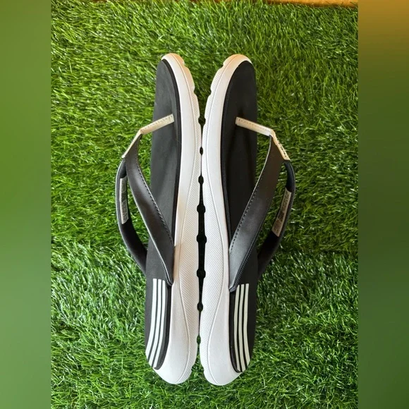 adidas Women’s Adilette Comfort Flip-Flops/Size: 10/Colors: Black and White/VGC - Picture 6 of 9